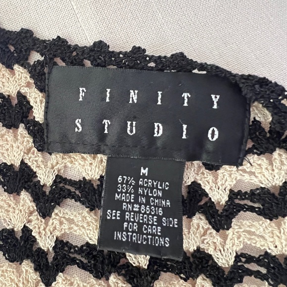 Finity Studio Women’s Sleeveless black & white zig zag woven top size medium - Picture 5 of 5